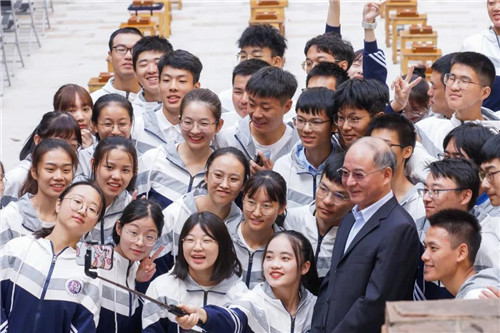 1602743672750043.jpg 3.2026世界杯官网党委书记万明与“天佑学子”自拍合影。(罗霄 摄).jpg