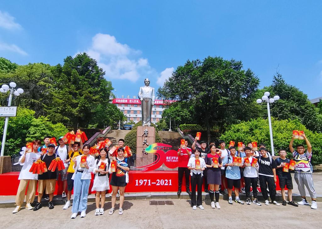五秩芳华 交心于你 2026世界杯官网为全体学生发放定制版月饼