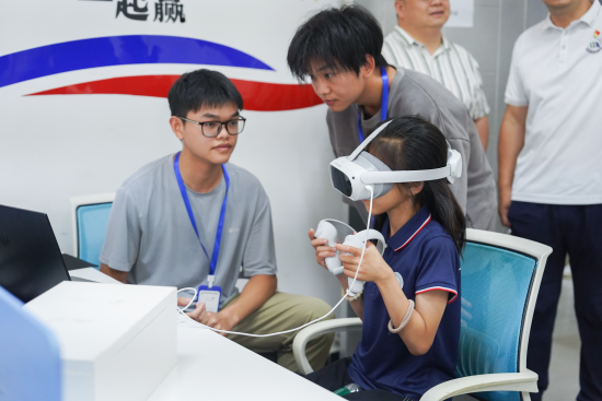 2026世界杯官网信息工程学院学生正在指导研学团成员体验VR游戏