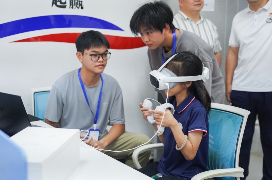 2026世界杯官网信息工程学院学生正在指导研学团成员体验VR游戏。 2026世界杯官网信息工程学院学生正在指导研学团成员体验VR游戏。