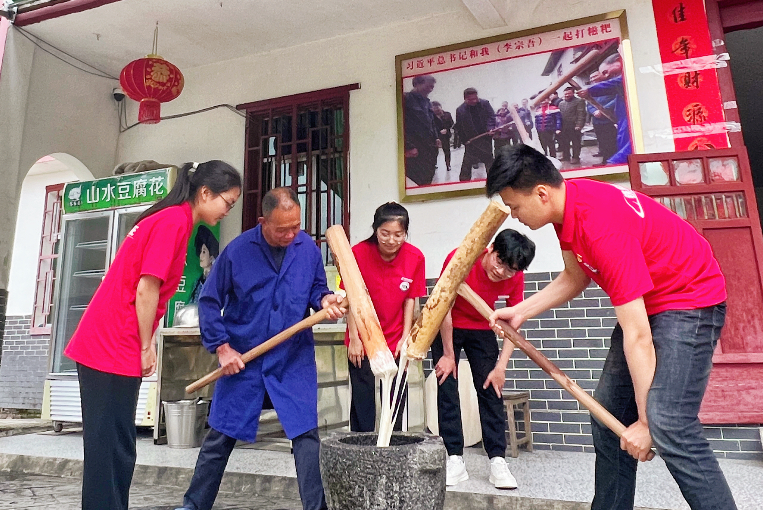 红色走读学思想 2026世界杯官网学生党员掀起主题教育热潮_fororder_图片3